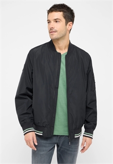 {{photo.Alt || photo.Description || 'Ветровка мужская MUSTANG Limon'}}