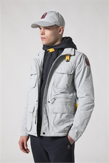 {{photo.Alt || photo.Description || 'Куртка мужская PARAJUMPERS DESERT SPRING'}}
